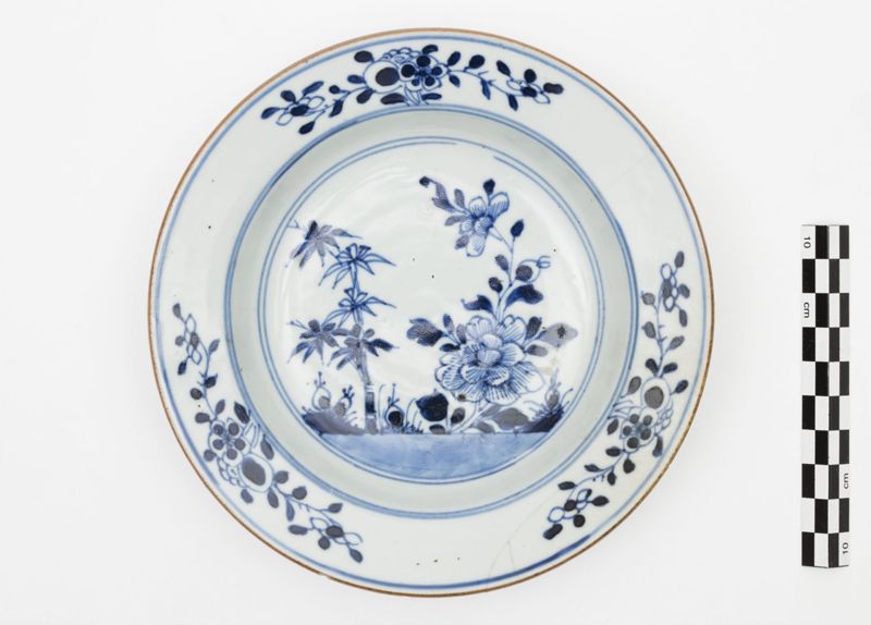 Assiette en faïence de Delft au décor de bambou et de fleurs