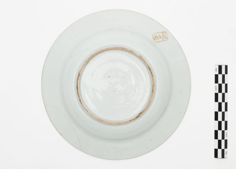 Assiette en faïence de Delft au décor de bambou et de fleurs