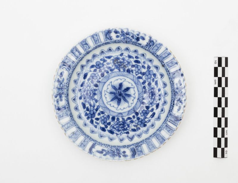 Plat en faïence de Delft au décor de fleurs