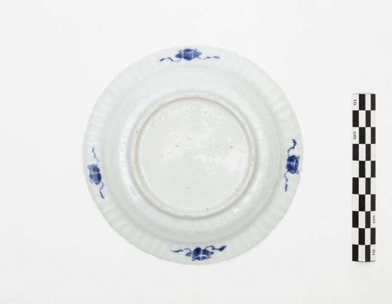 Plat en faïence de Delft au décor de fleurs