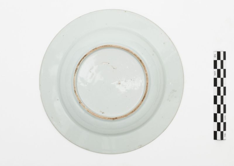 Assiette en faïence de Delft au décor de bambou et de fleurs