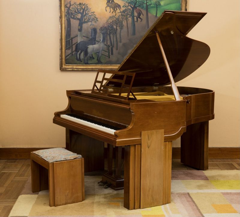 Piano quart de queue et son tabouret