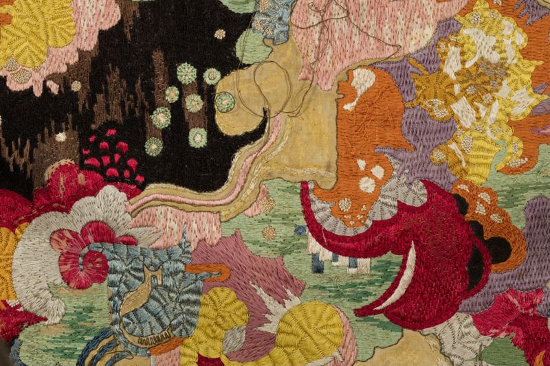 Couverture de piano brodée avec passementeries