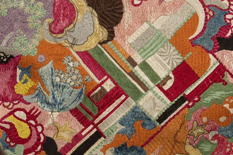Couverture de piano brodée avec passementeries