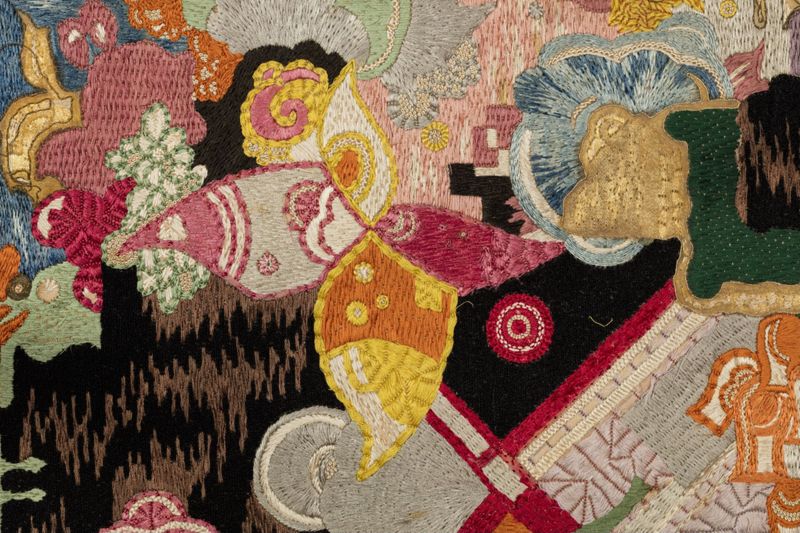 Couverture de piano brodée avec passementeries
