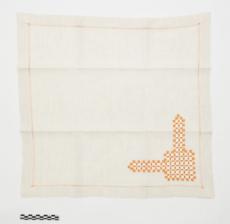 Linge de table brodé et ajouré (grande et petite nappes, serviette)