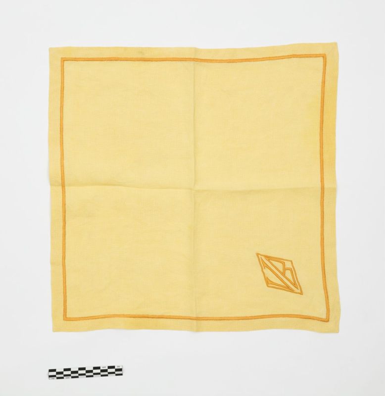 Linge de table brodé aux initiales de David Van Buuren (nappe et serviette)