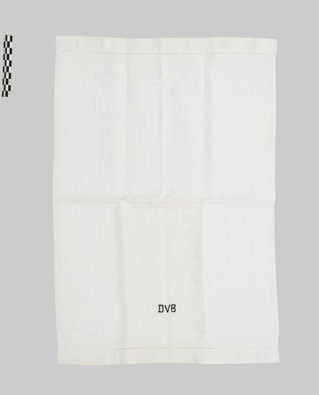 Huit modèles différents de serviettes de table brodées aux initiales de David Van Buuren