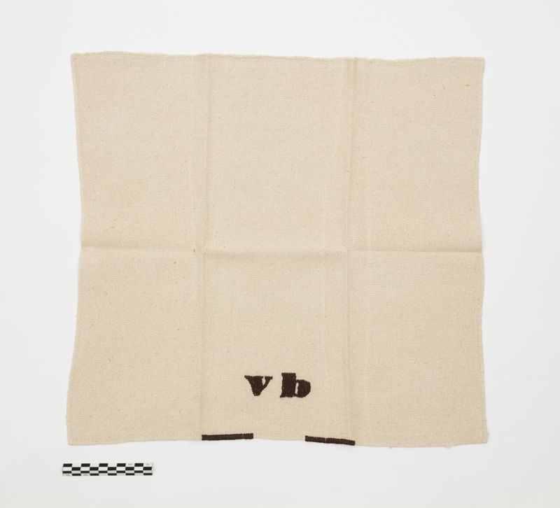 Huit modèles différents de serviettes de table brodées aux initiales de David Van Buuren