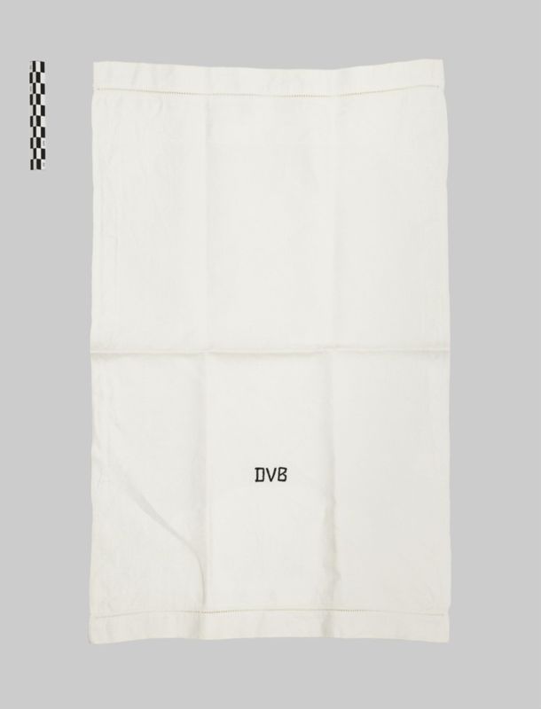 Huit modèles différents de serviettes de table brodées aux initiales de David Van Buuren