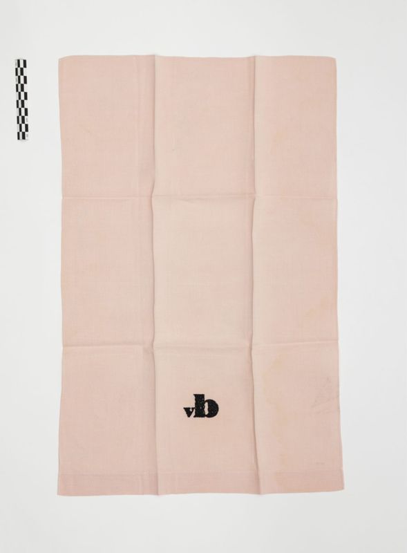 Huit modèles différents de serviettes de table brodées aux initiales de David Van Buuren