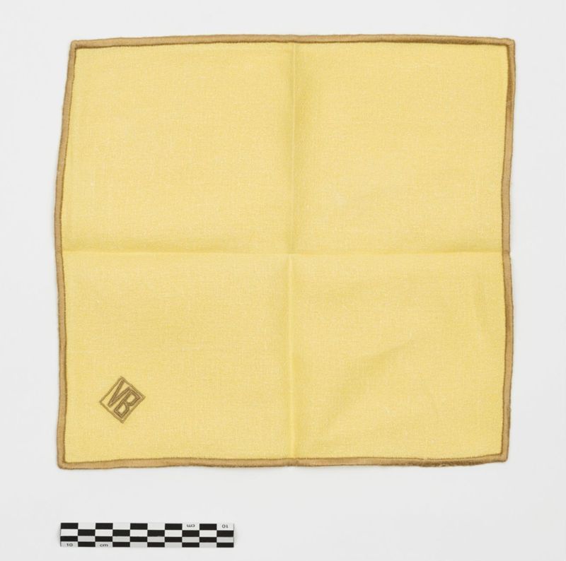Huit modèles différents de serviettes de table brodées aux initiales de David Van Buuren