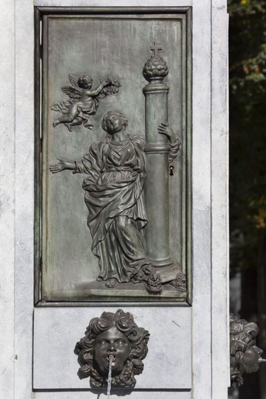 Fontaine de la Vierge de Vinâve-d'Ile