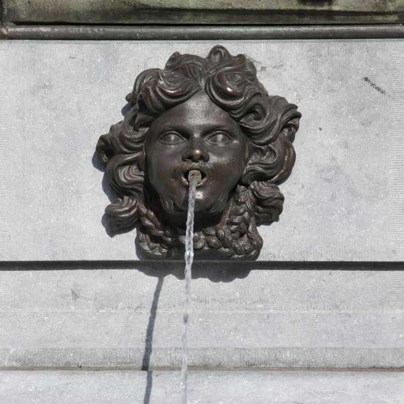 Fontaine de la Vierge de Vinâve-d'Ile