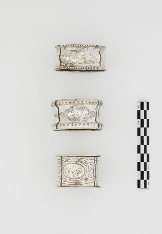 Ensemble de trois ronds de serviettes aux initiales des Van Buuren