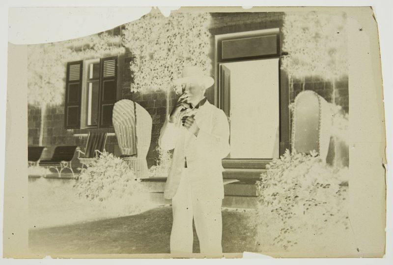 Henri Evenepoel devant la maison