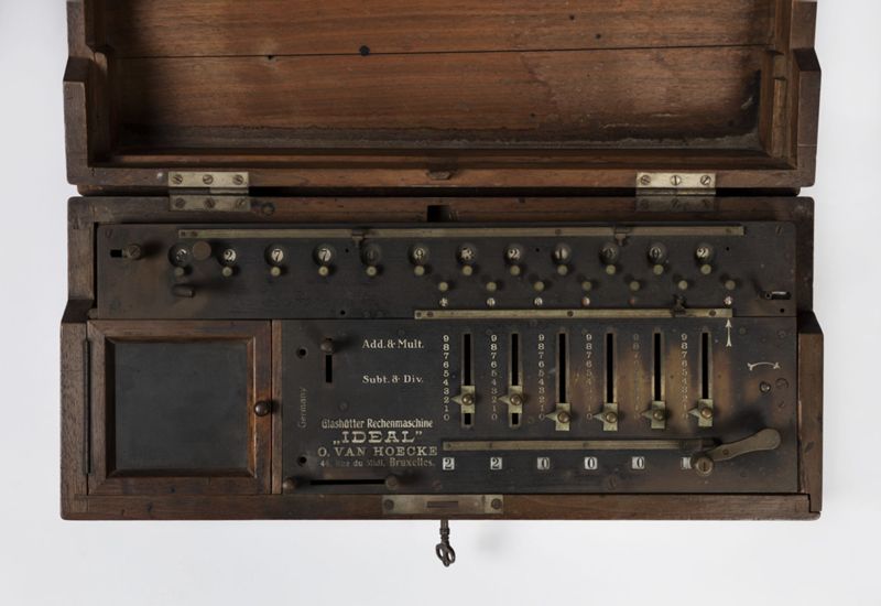 calculatrice mécanique / Hôtel Solvay, Bruxelles, avenue Louise 224