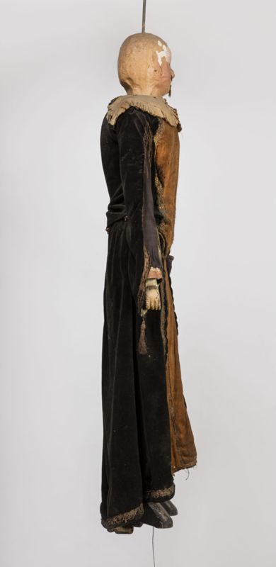 Corps de suivante de la reine et tête d'homme