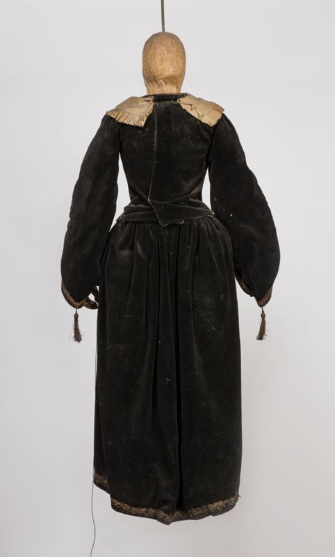 Corps de suivante de la reine et tête d'homme