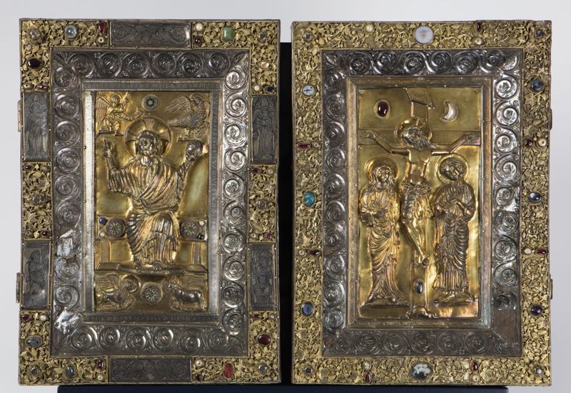 Deux plats de l'évangéliaire d'Oignies : Calvaire et Christ en majesté