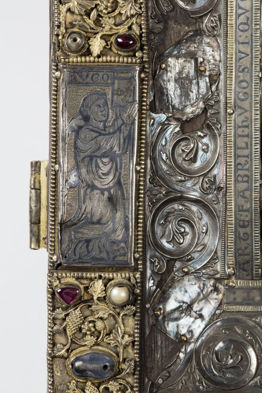 Deux plats de l'évangéliaire d'Oignies : Calvaire et Christ en majesté