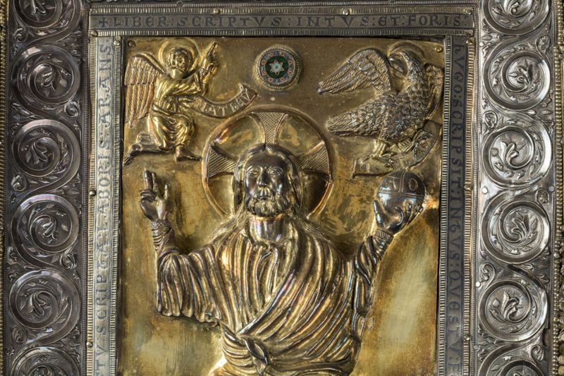 Deux plats de l'évangéliaire d'Oignies : Calvaire et Christ en majesté