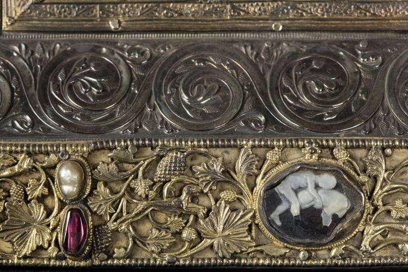 Deux plats de l'évangéliaire d'Oignies : Calvaire et Christ en majesté