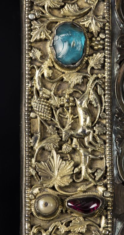 Deux plats de l'évangéliaire d'Oignies : Calvaire et Christ en majesté