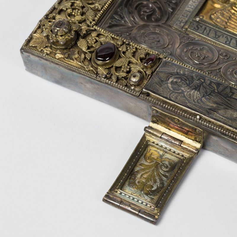 Deux plats de l'évangéliaire d'Oignies : Calvaire et Christ en majesté