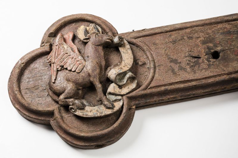 Calvaire de Lesve: Croix avec les attributs des quatre évangélistes
