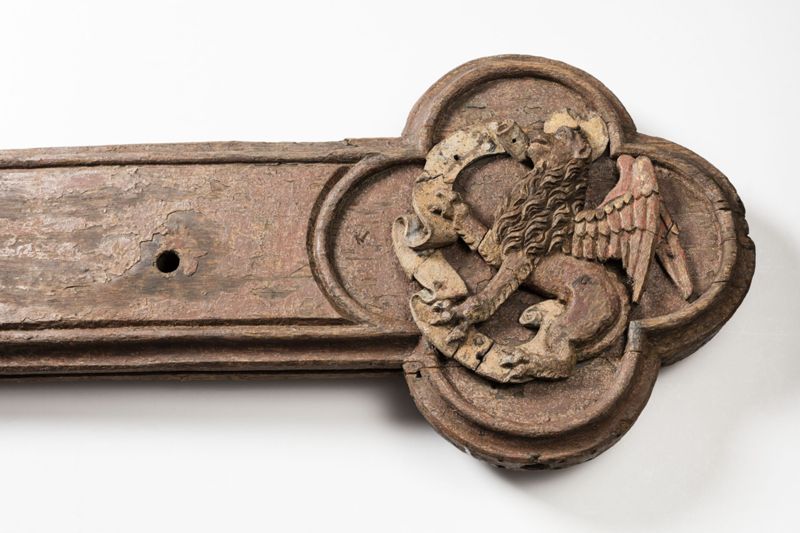 Calvaire de Lesve: Croix avec les attributs des quatre évangélistes