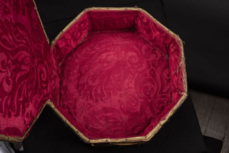 Coffret-écrin de la couronne-reliquaire des saintes Épines