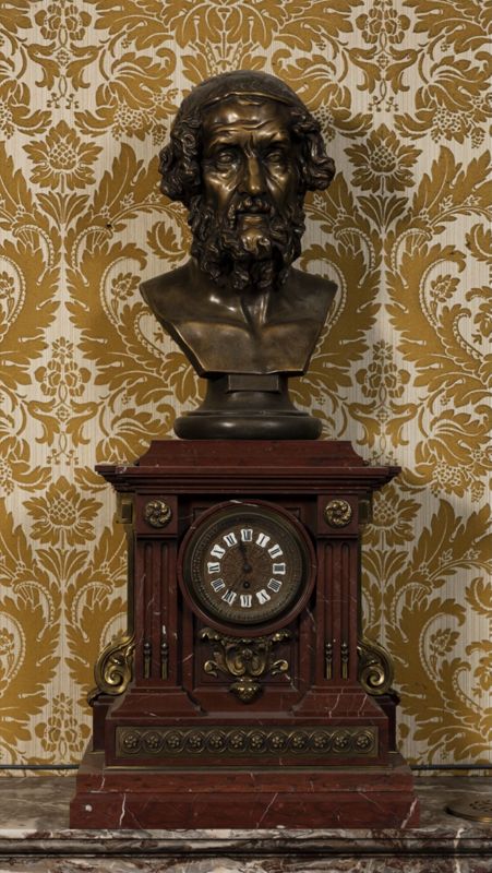 Horloge de cheminée et vases