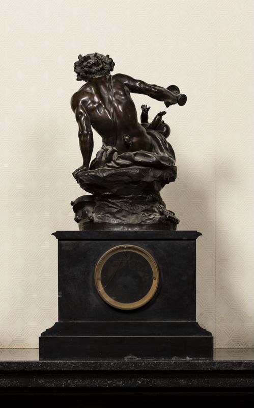 Pendule avec Faune jouant avec un jeune faune et un putto