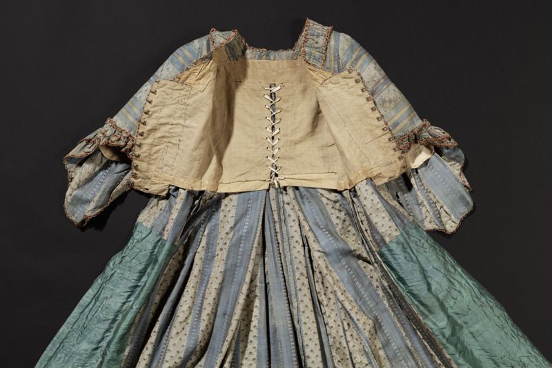 Robe à la française met Watteau-plooien