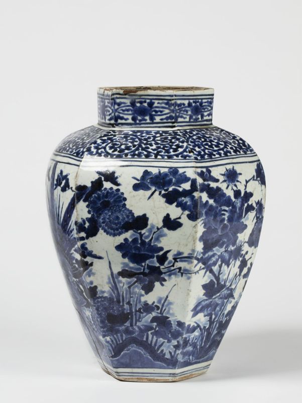 Vase hexagonal en faïence à décor aux paons