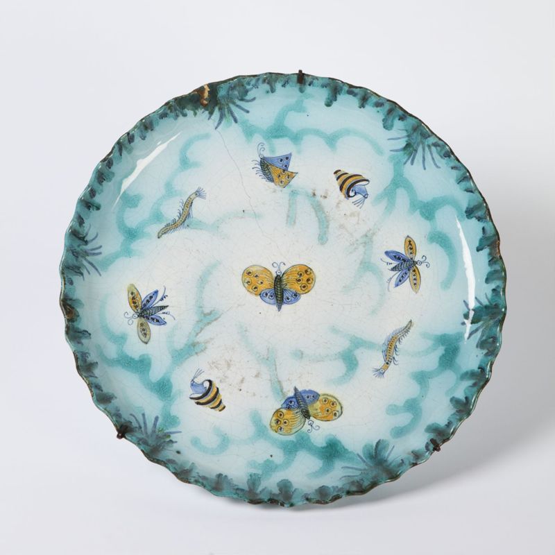 Plat en faîence à décor de papillons et insectes