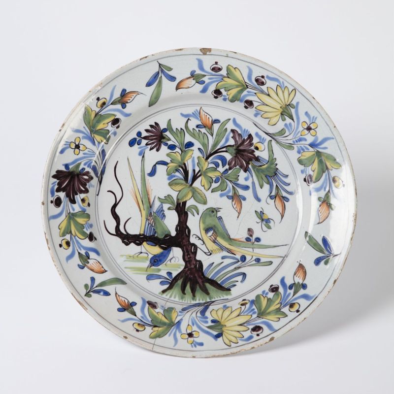 Plat en faïence à décor de deux oiseaux branchés