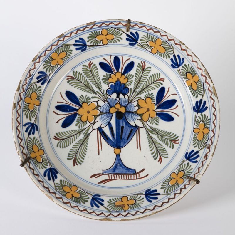 Ensemble de 4 plats en faïence à décor de vase fleuri