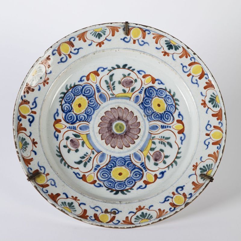 Plat en faïence à décor de fleurs