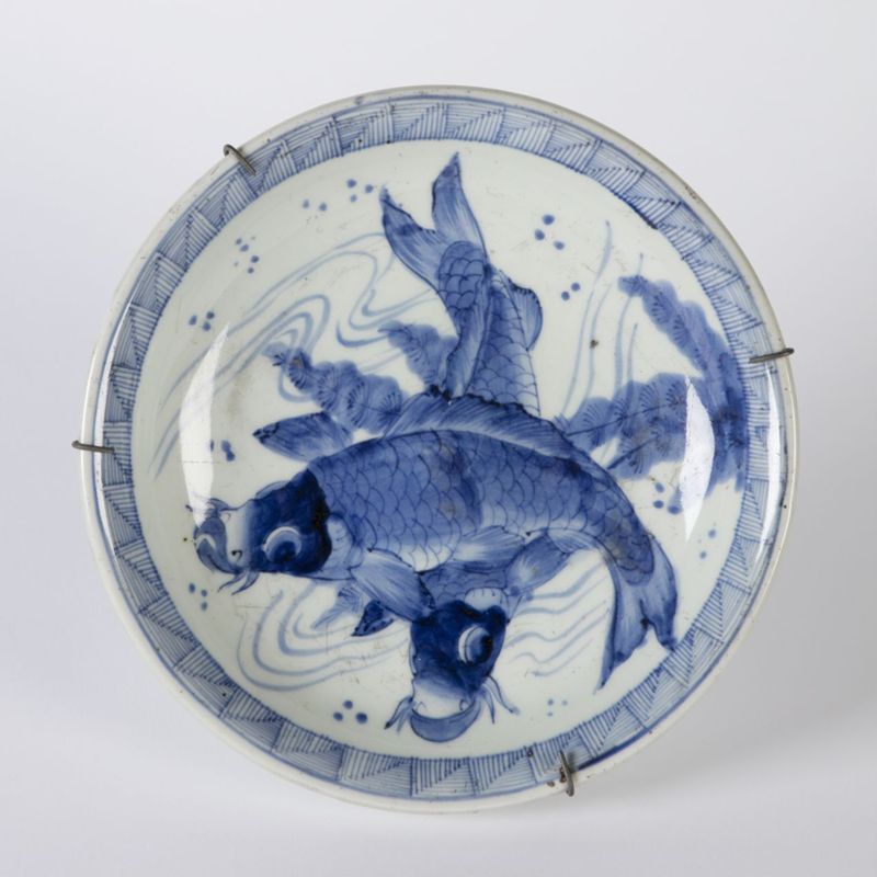 Deux assiettes en porcelaine à décor de carpes nageant