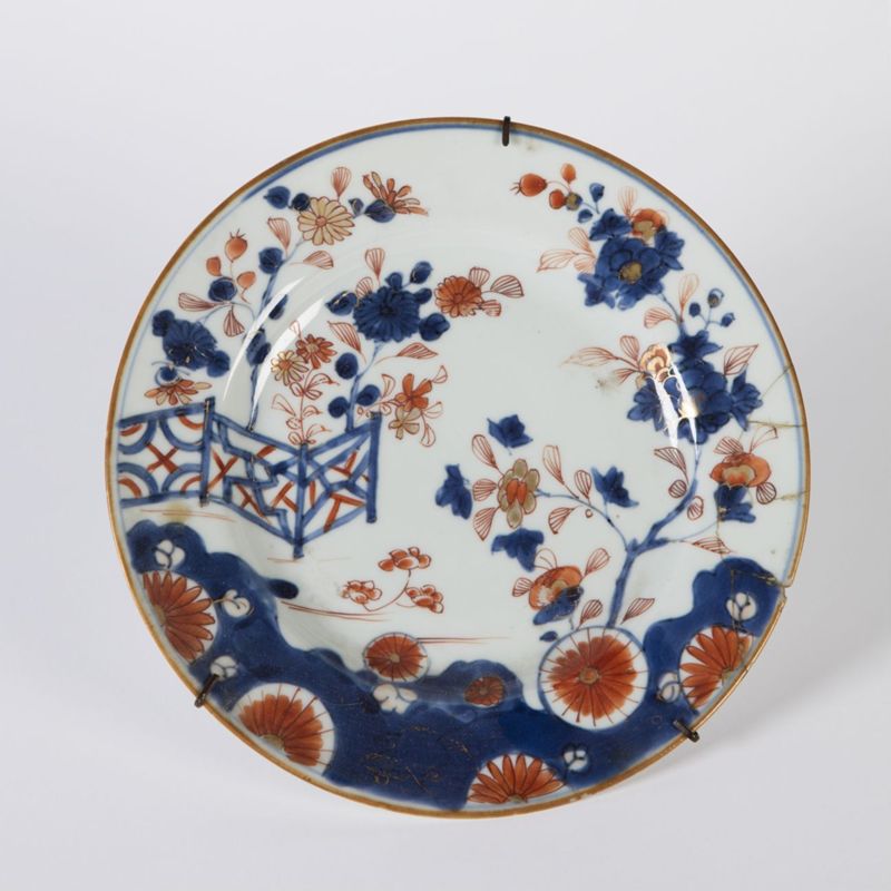 Assiette en porcelaine Kakiémon à décor de jardin fleuri