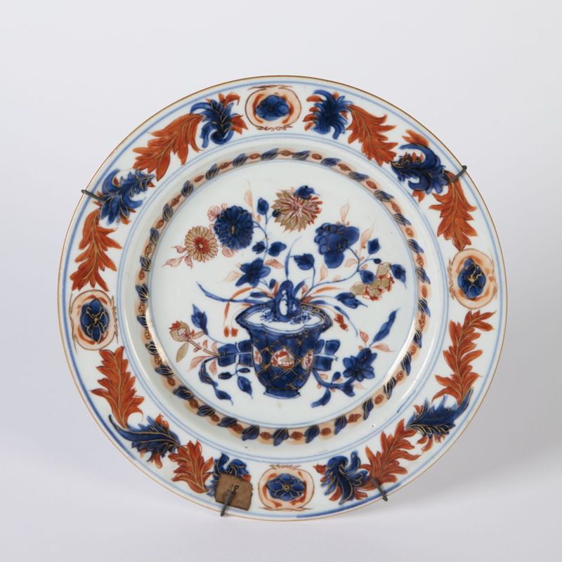 Assiette en porcelaine Kakiémon à décor de vase fleuri