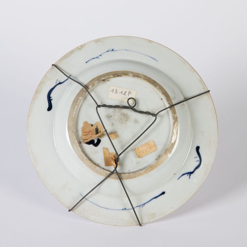 Assiette en porcelaine Kakiémon à décor de vase fleuri