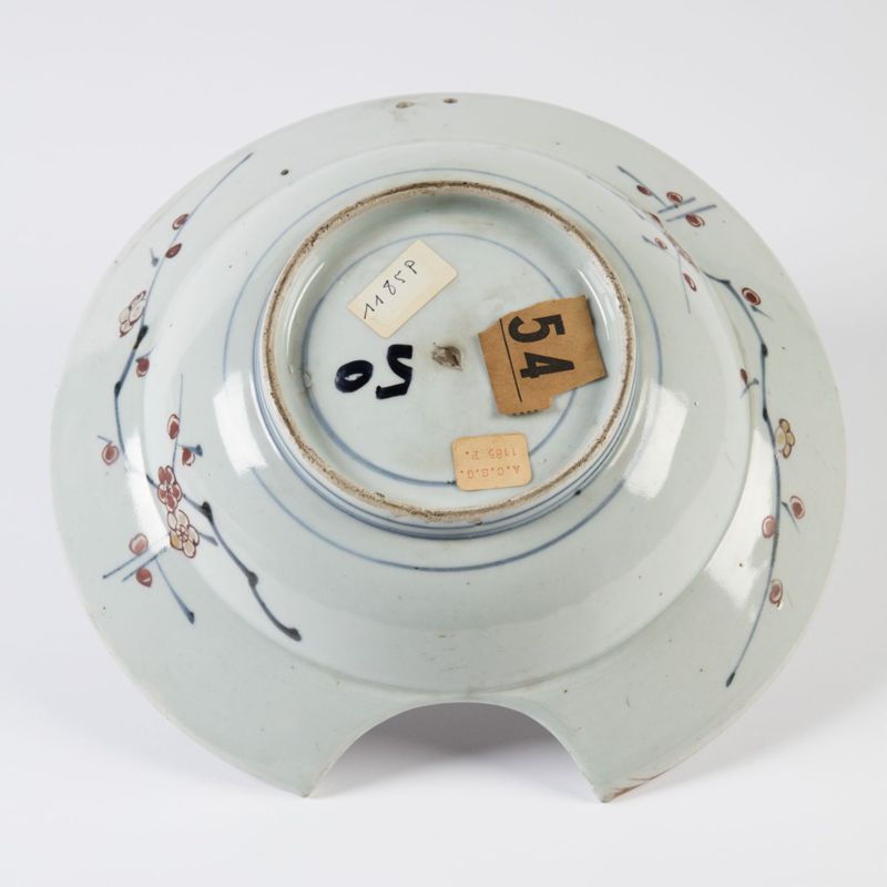 Plat à barbe en porcelaine Kakiémon à décor de vase fleuri