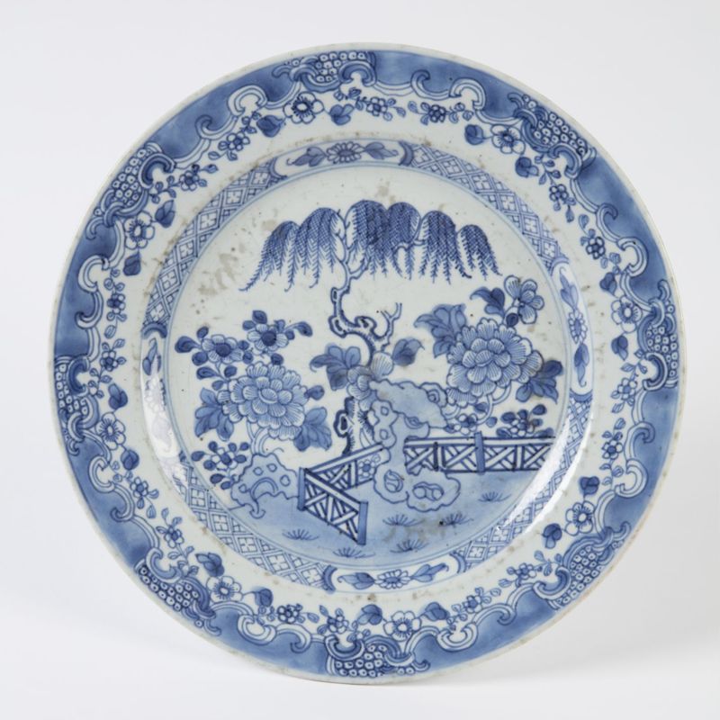 Paire d'assiettes en porcelaine à décor de jardin fleuri