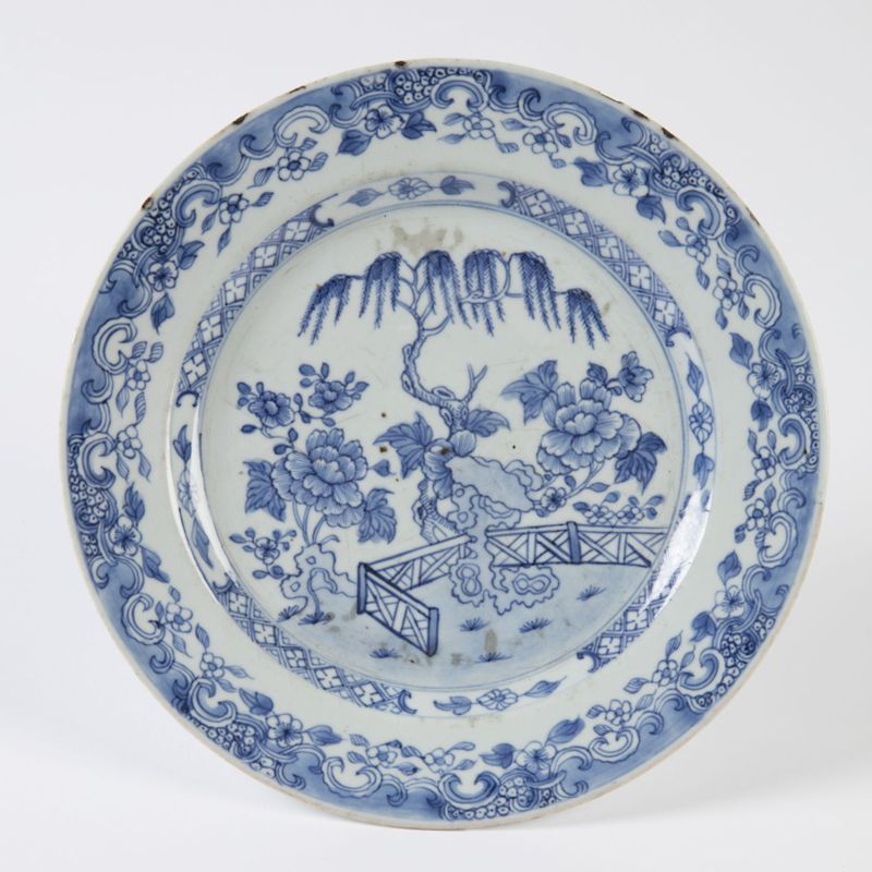 Paire d'assiettes en porcelaine à décor de jardin fleuri