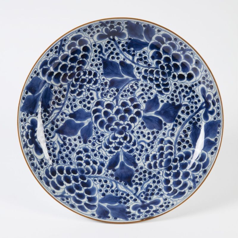 Plat en porcelaine à décor de fleurs et de feuilles