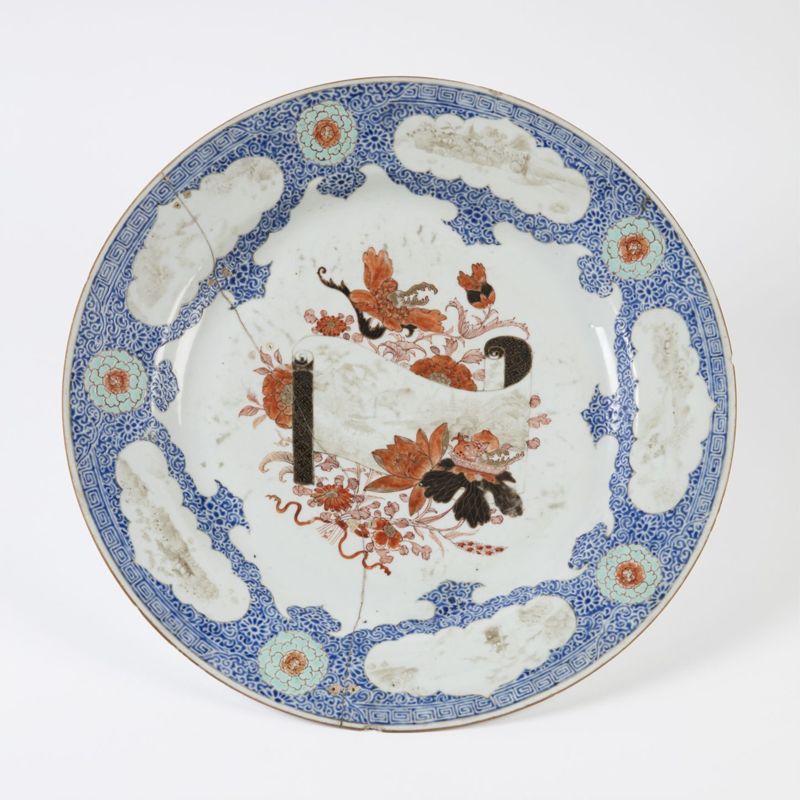 Assiette en porcelaine à décor de fleurs et de paysages fluviaux