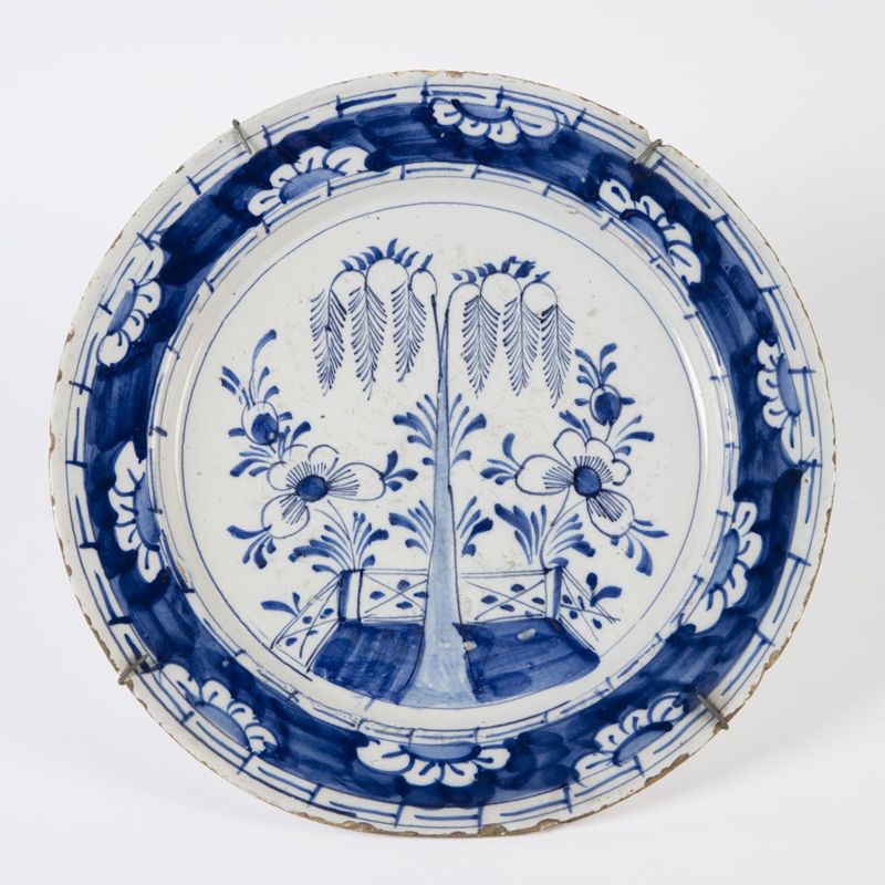 Deux plats en faïence à décor de jardin fleuri